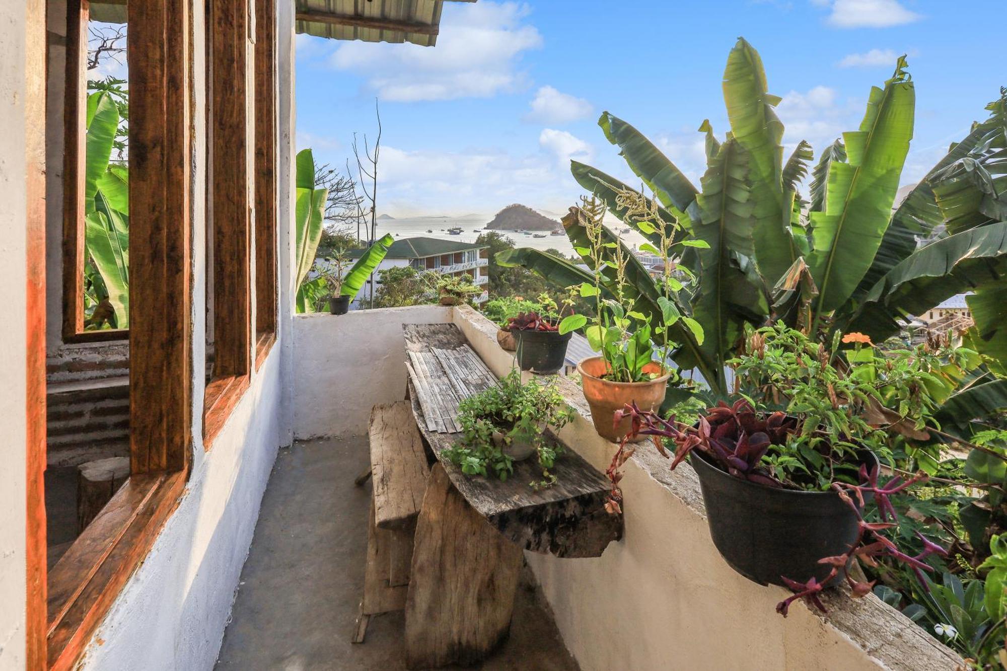 Palulu Garden Homestay Лабуан-Бахо Экстерьер фото